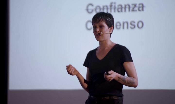 Sasha Ivanova hablando en conferencia sobre Sharp Shark